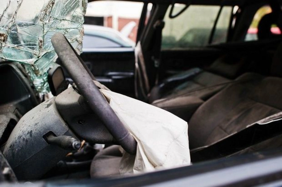 В Сальяне легковушка столкнулась с грузовиком 