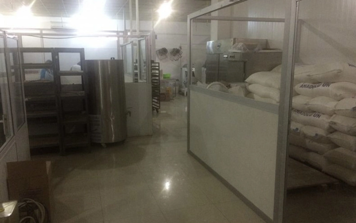 Şiriniyyat sexində bədbəxt hadisə - Əli dəzgahda qaldı