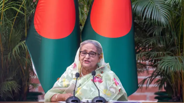 Экс-премьера Бангладеш заочно приговорили к смертной казни