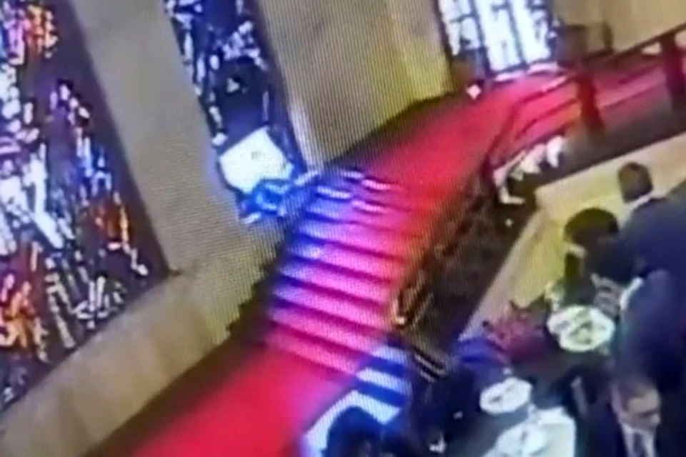 В Италии чиновник упал в министерстве и пробил исторический витраж