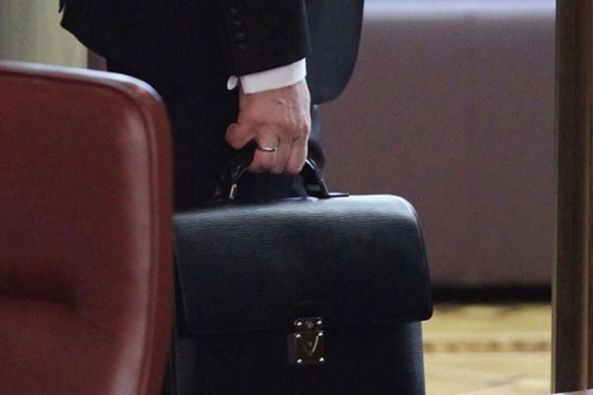 Müdafiə Nazirliyinin vəzifəli şəxsi həyat yoldaşını azyaşlı uşaqları ilə birgə evdən qovub?