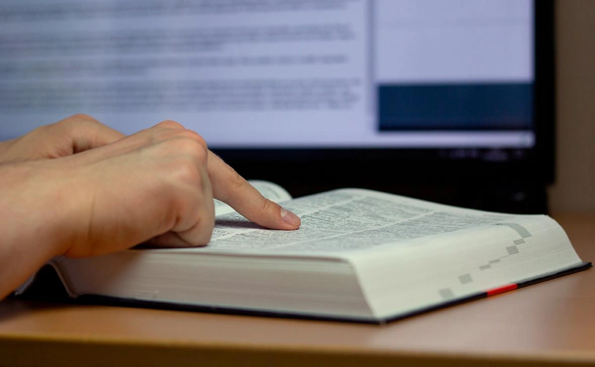 Кембриджский словарь объявил слово года