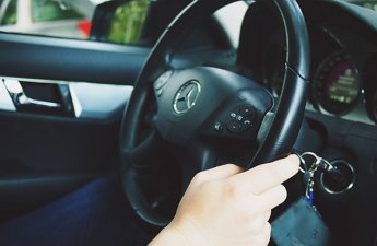 Məktəbli oğluna maşın verən ata HƏBS EDİLDİ