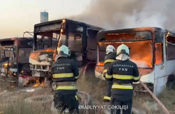 Məmmədli kəndində 4 yararsız avtobus yanıb - VİDEO