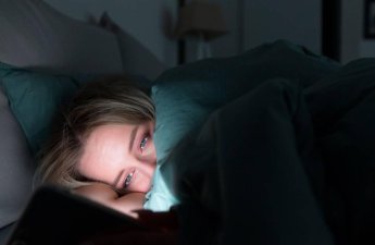 Qaranlıqda telefona baxanlara xəbərdarlıq - Bu hormonun ifrazı zəifləyir