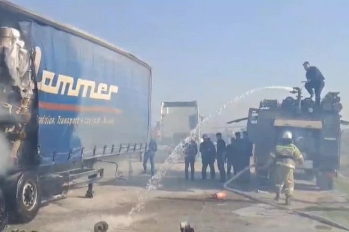 На трассе Алят-Астара загорелся грузовик