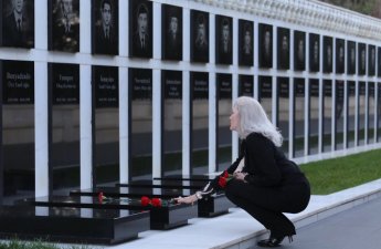 ABŞ dövlət katibinin siyasi məsələlər üzrə müşaviri Şəhidlər xiyabanını ziyarət edib