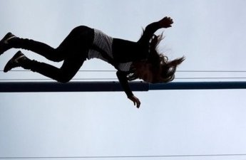 Bakıdakı sığınacaqda pəncərədən yıxılan 16 yaşlı qız öldü