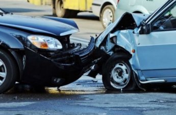 Samuxda iki maşın toqquşdu - Xəsarət alanlar var