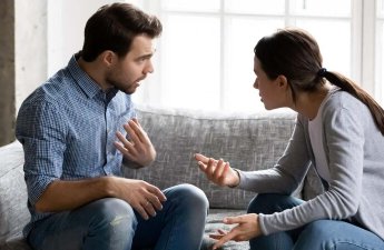 Abşeronda kişi gecə iki qız anasının sifətinə ülgüclə xəsarət yetirdi – TƏFƏRRÜAT