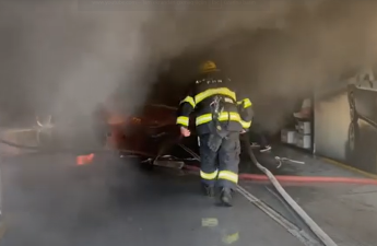 Babək prospektində avtomobil təmiri sexində yanğın olub - VİDEO