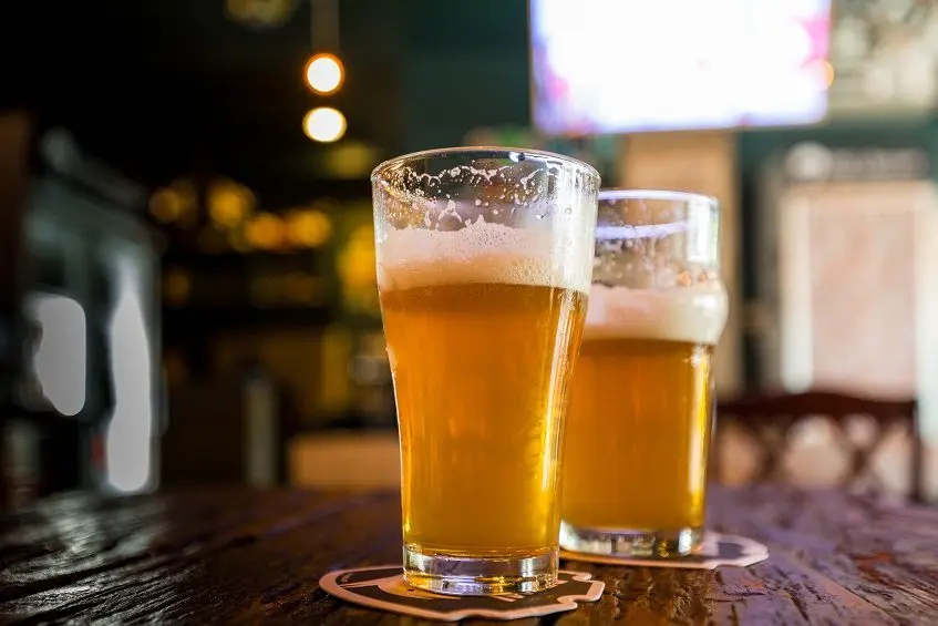 Bakıda kişi pivəni içib butulkasını məhkəmə binasına atdı