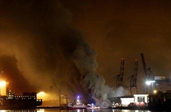 ABŞ-nin Los-Anceles limanında konteyner gəmisində güclü yanğın baş verib
