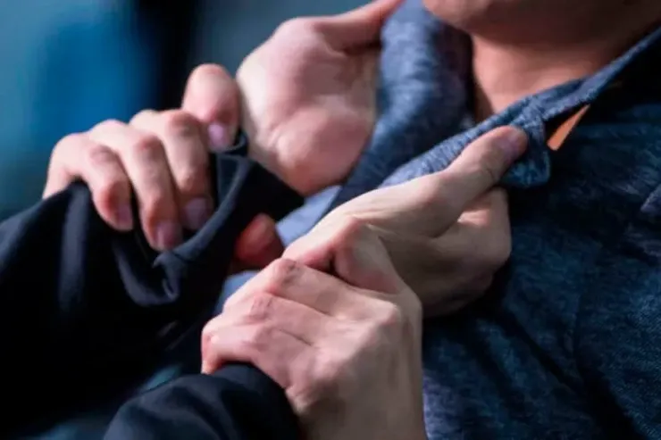 Bakıda kişini evinin qabağında döyüb pulunu aldılar