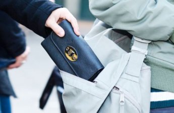 Alış-verişə və restorana gedənlərin çantalarını oğurladılar