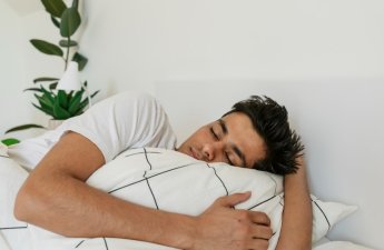 Gecələr işıqları yandırıb yatmaq ağır xəstəlik yaradır