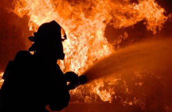 В Баку начался пожар в многоэтажном здании