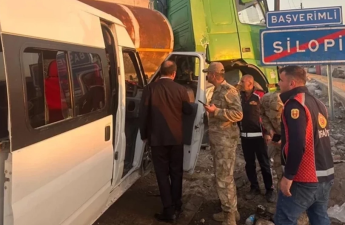 Yanacaqdaşıyan maşınla avtobus toqquşdu - Çox sayda yaralanan var