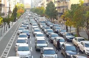 В Баку на ряде основных улиц и проспектов затруднено движение транспорта