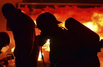 На западе Лондона 150 пожарных тушат горящее здание