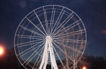 В Японии 20 человек на девять часов застряли на колесе обозрения
