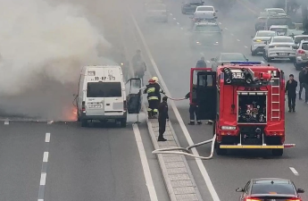 Bakının mərkəzi prospektində avtomobil yanır, sıxlıq yaranıb