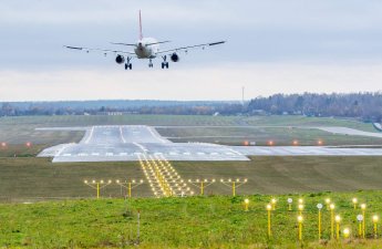 Вильнюсский аэропорт закрыт из-за выкатившегося самолета