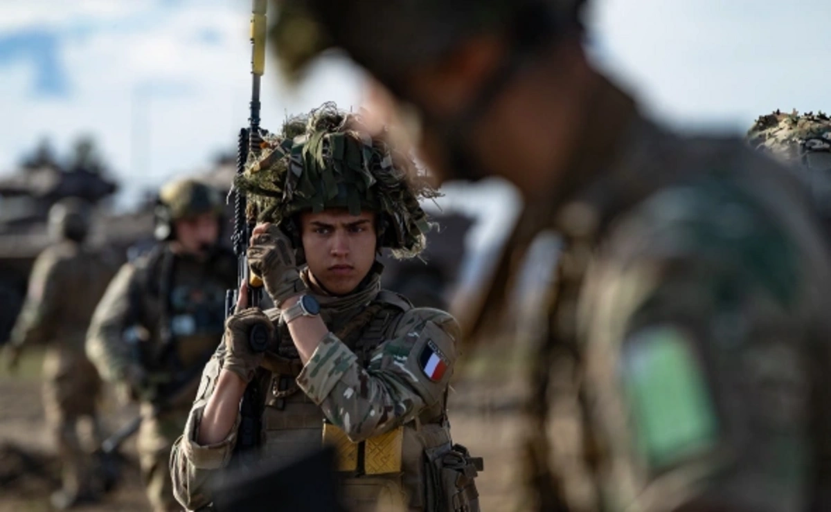 Makron Fransada könüllü hərbi xidmətin tətbiq olunduğunu açıqlayıb