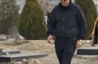 Özbəkistanlı deputat Naxçıvanda babasının məzarını ziyarət edib - VİDEO