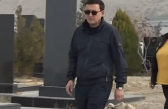 Özbəkistanlı deputat Naxçıvanda babasının məzarını ziyarət edib - VİDEO