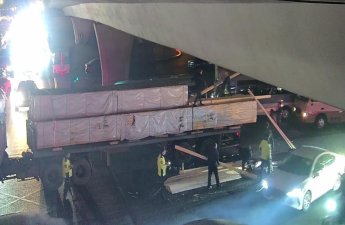 “20 Yanvar” dairəsində maşından yola dağılan yük sıxlıq yaradıb - FOTO