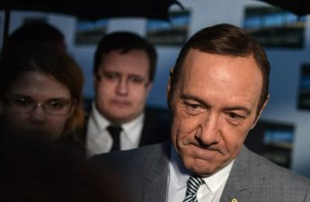 Волна обвинений против Кевина Спейси в сексуальных домогательствах возвращается