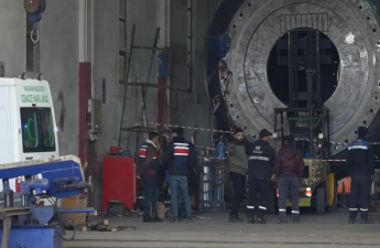 Fabrikdə iki işçi dəmir təbəqənin altında qalaraq ölüb