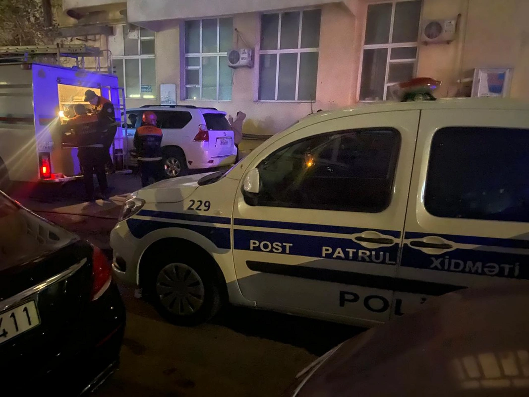 Bakıda çoxmərtəbəli binada yanğın başlayıb - YENİLƏNİB