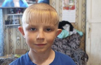 Rusiyada 2 gün axtarılan uşaq evdə divanın altında tapıldı