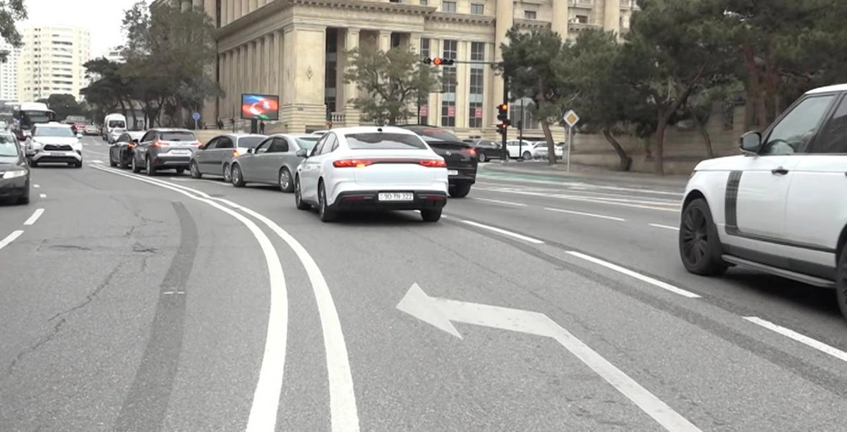 Новая дорожная разметка вводит бакинских водителей в замешательство