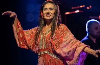 Məşhur müğənni səhnədə 