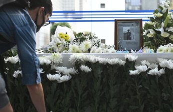 Тысячи человек отдали дань памяти жертвам самого смертоносного пожара в Гонконге