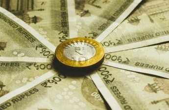 Пошлины США сделали индийскую валюту худшей в Азии