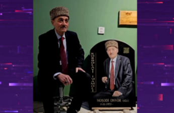 Sağ ikən özünə “QR kod”lu başdaşı düzəltdirdi