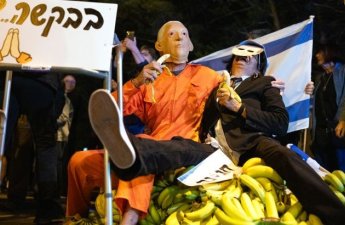 Netanyahunun dələduzluq əməllərinə görə əfv istəməsindən sonra Təl-Əvivdə kəskin etiraz aksiyası keçirildi...+VİDEO