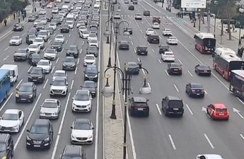 В Баку на большинстве основных улиц и проспектов затруднено движение транспорта