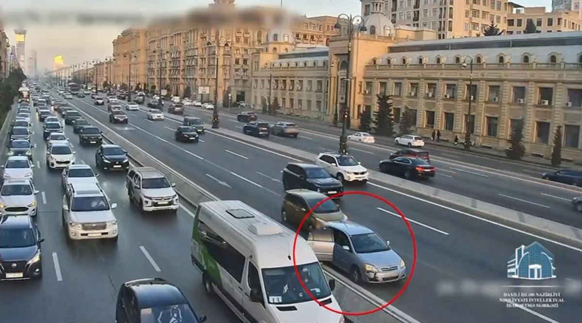 Sərnişini yolda düşürən sürücü FACİƏYƏ SƏBƏB OLACAQDI - Bakıdakı qəzanın GÖRÜNTÜSÜ