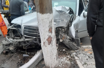 Gəncədə avtomobil ağaca çırpılıb - Xəsarət alan var - FOTO - VİDEO