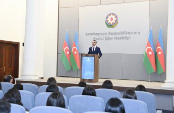 Ayxan Hacızadə diplomatiya könüllüləri ilə görüşüb