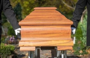 Tabuta qoyulan 95 yaşlı qadın altı gündən sonra 