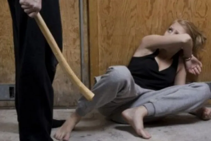 Şamaxıda qapını aça bilməyən kişi hirsini arvadından çıxdı: təzə evlənmişdilər