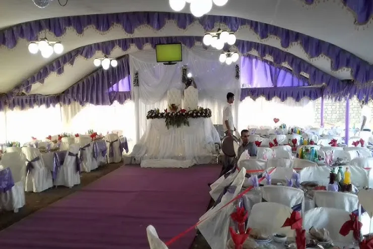 Toyda ofisiantla kobud danışan qonaq döyüldü