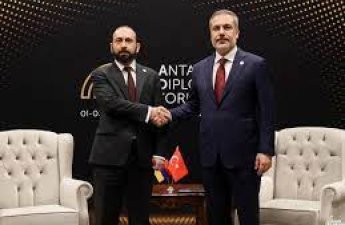 Главы МИД Турции и Армении провели встречу на ногах в Вене