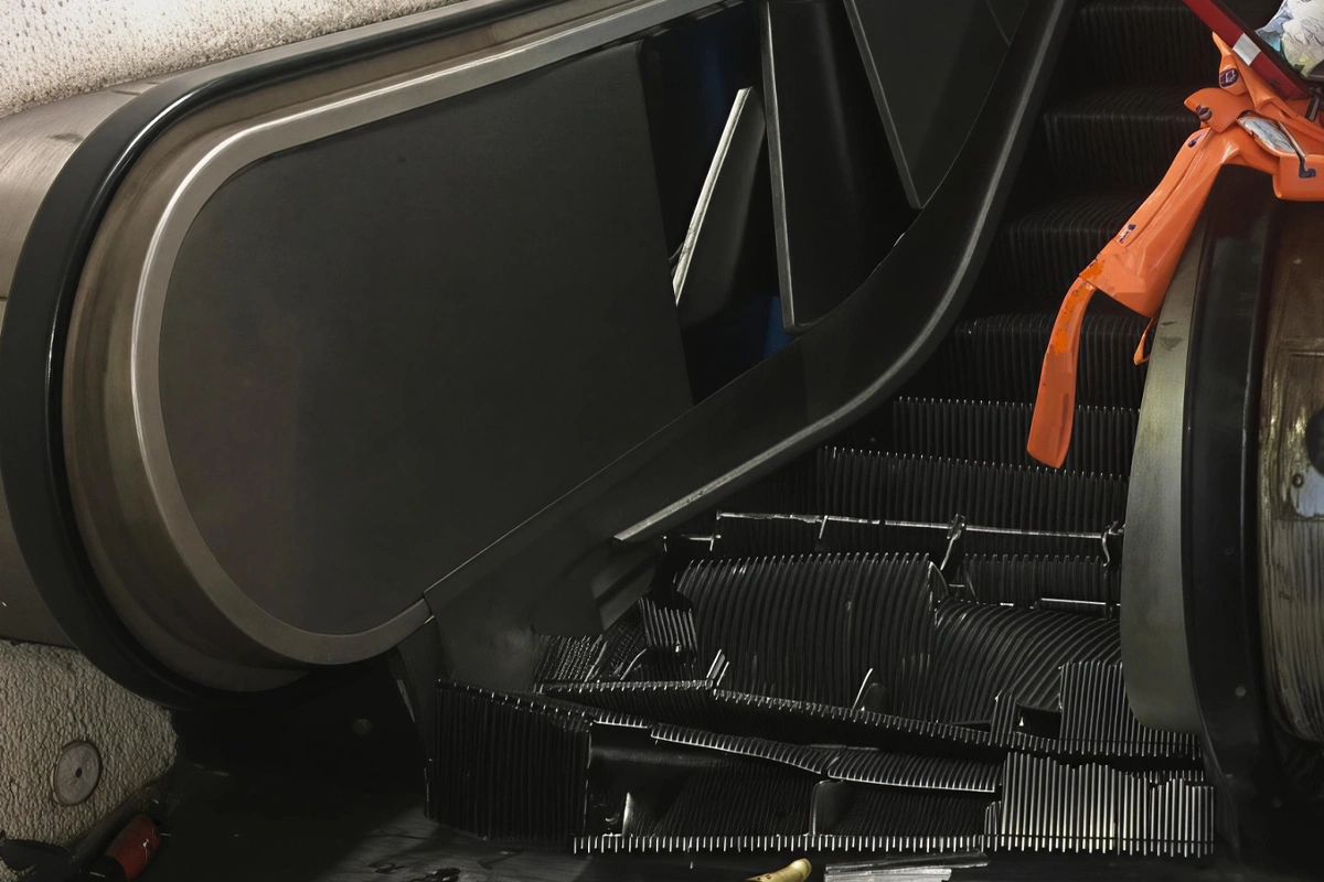 В подземном переходе в Баку произошел обрыв эскалатора: есть пострадавшие